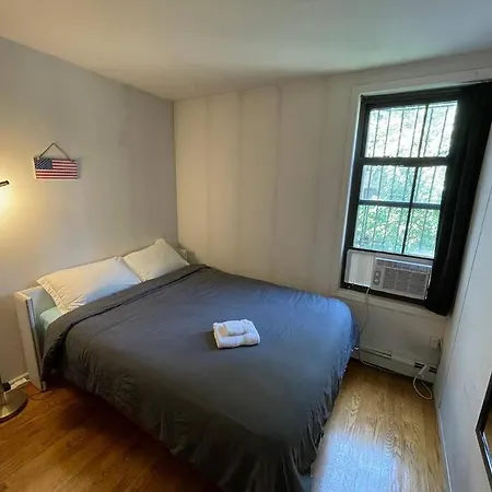 Comfy Room At Great Townhouse In Williamsburg